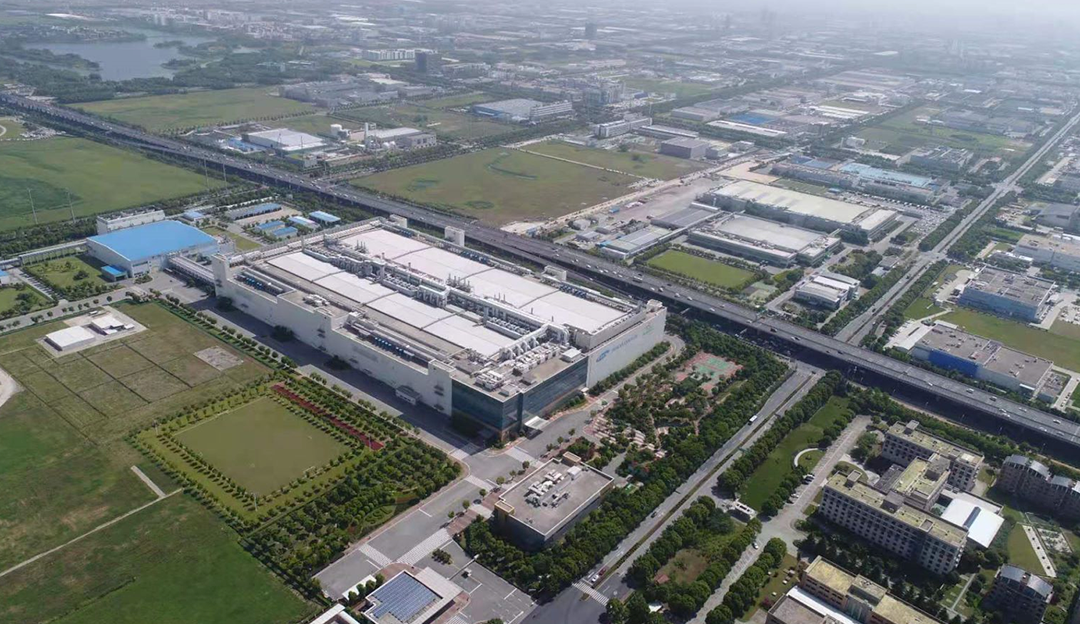 “换脑重生”赶超世界一流，探秘中国首个自主可控半导体显示智能工厂